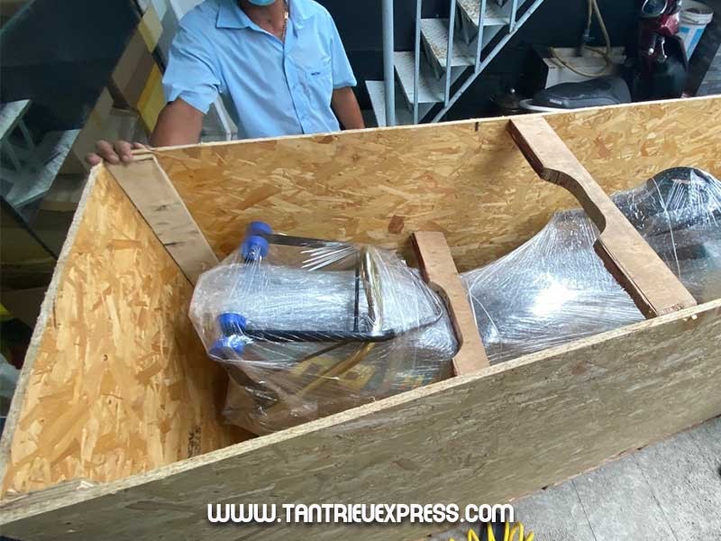 Chuyển những chiếc xe gắn máy mang "hoài niệm" Việt Nam đi Mỹ